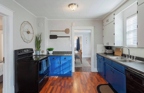 West Plaza House | Charming Duplex Near Food and Fun | 15/16