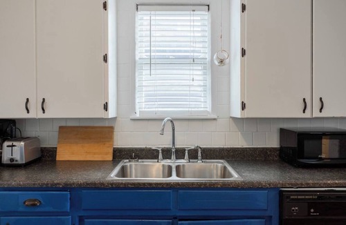 West Plaza House | Charming Duplex Near Food and Fun | 15/16