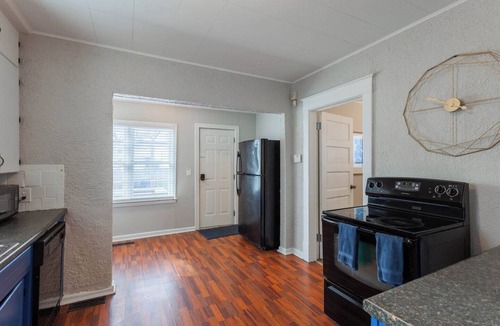 West Plaza House | Charming Duplex Near Food and Fun | 15/16