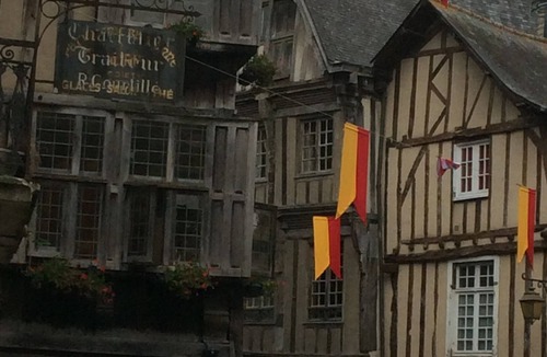 Lanvallay Apartment | Charming duplex Port de DINAN