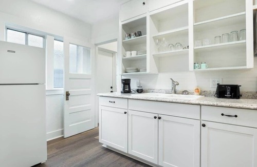 Visalia House | Charming Duplex Retreat Steps from Downtown Visalia