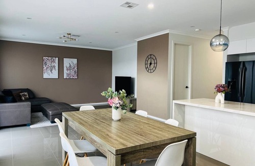 Truganina House | Charming Duplex: Style & Comfort