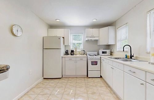 Parkside House | Charming duplex with enclosed yard, fast WiFi, full kitchen, & W/D