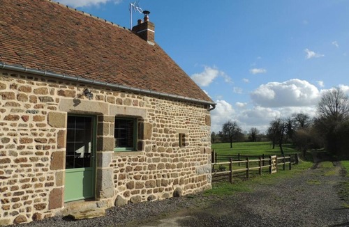 La Baroche-sous-Luce Cottage | Charming eco-friendly house with enclosed garden