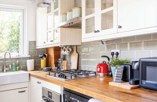 Cleveland Apartment | Charming Ealing Garden Flat With Stylish Interiors& Free Parking.Family friendly