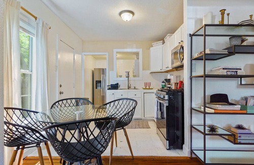 Rosewood House | Charming East Austin Retreat, Prime Location