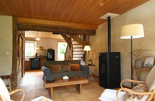 La Mouche Cottage | Charming eco-gîte, no TV or internet, pets welcome