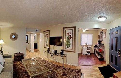 Lafayette Square Apartment | Charming Efficient 2nd Floor 2 Bedroom Apartment