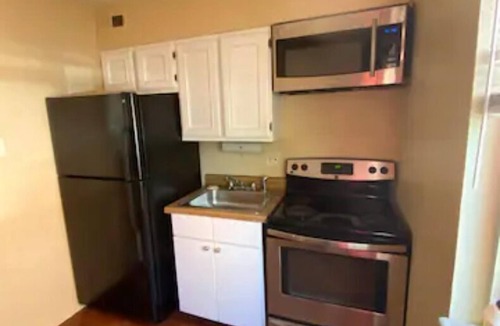 Lafayette Square Apartment | Charming Efficient 2nd Floor 2 Bedroom Apartment