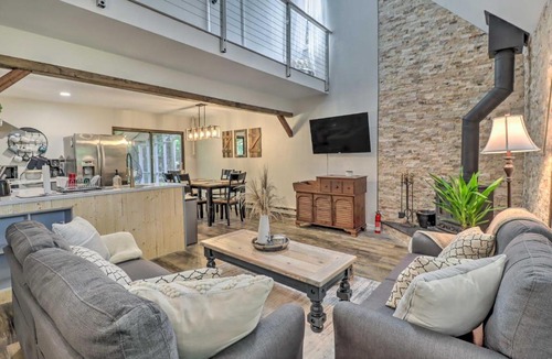 Long Pond House | Charming Emerald Lakes Cottage with Hot Tub!