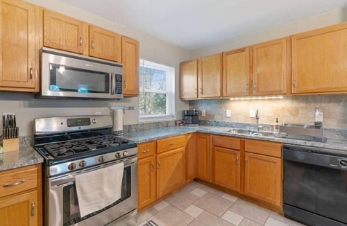 Ballwin House | Charming entire ranch home - 3 bedrooms , 1-restroom, Free drive way parking