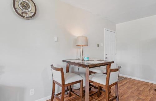 Ballwin House | Charming entire ranch home with free parking