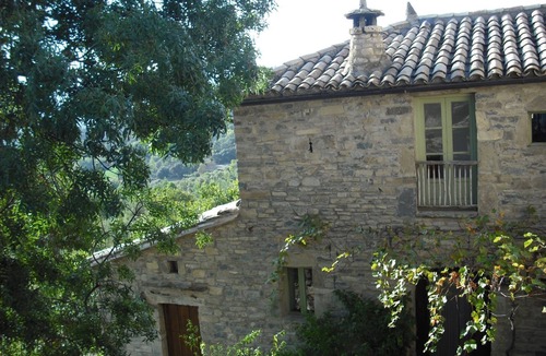 Coscojuela de Sobrarbe House | Charming property on private property next to Lake Mediano.