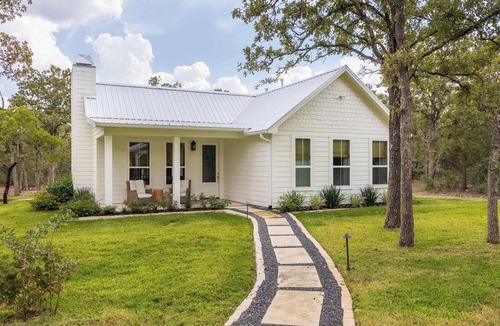 Round Top House | Charming Escape | Iris | 5 Mins to Round Top