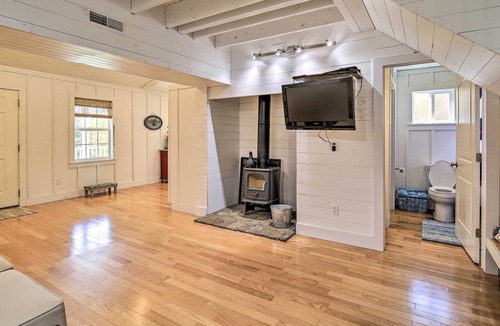 Ingles House | Charming Family Cottage, Walk to Claytor Lake