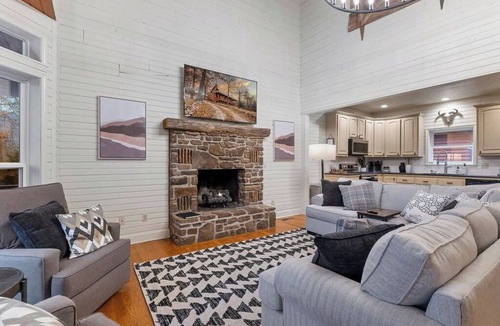 Jasper Cabin | Charming Family Farm House Buffalo River