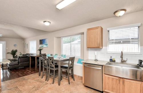 Tomball House | Charming family-friendly house in a quiet nice area with a private pool.