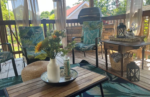 Utica House | Charming family friendly 2-bedroom house in Utica with WiFi