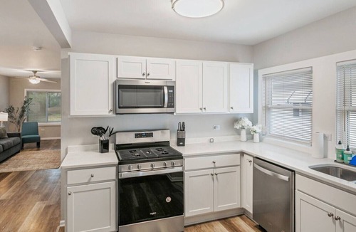 Waukegan House | Charming Family home near Great Lakes Naval Base!