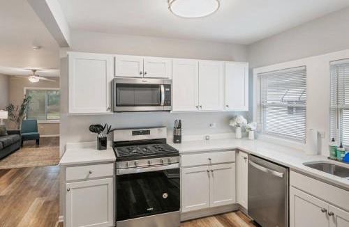 Waukegan House | Charming Family home near Great Lakes Naval Base