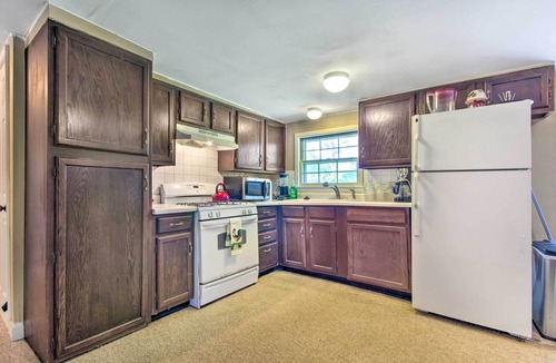 Hallsville Cottage | Charming Farm Cottage w/Fire Pit + Grill!