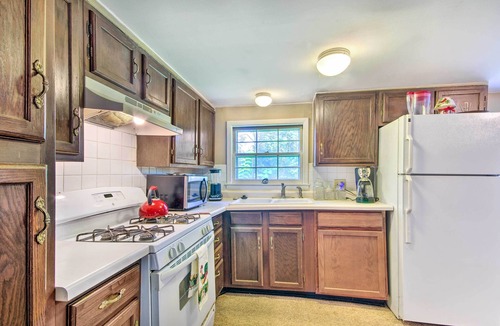 Hallsville Cottage | Charming Farm Cottage w/Fire Pit + Grill!