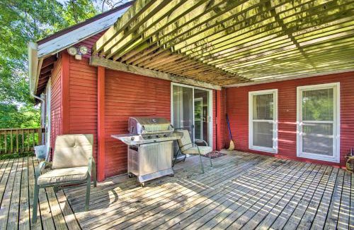 Hallsville House | Charming Farm Cottage w/Fire Pit + Grill!