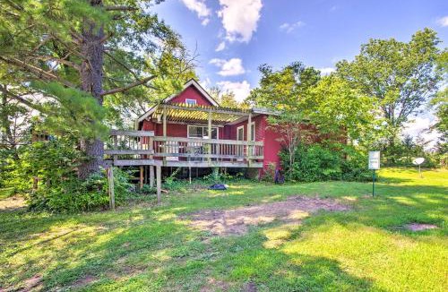 Hallsville House | Charming Farm Cottage w/Fire Pit + Grill!