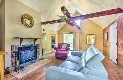 Hallsville House | Charming Farm Cottage w/Fire Pit + Grill!
