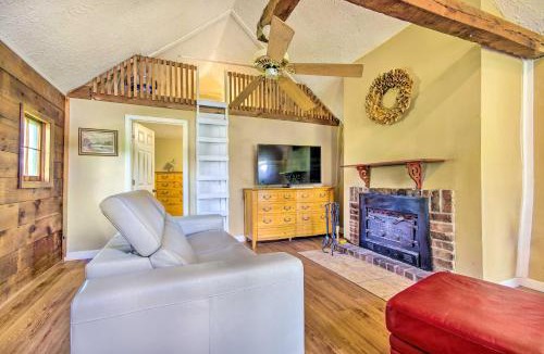 Hallsville House | Charming Farm Cottage w/Fire Pit + Grill!