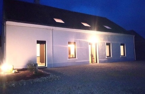 Savigne-lʼEveque Cottage | Charming Farmhouse: Pool, Kids' Zone, Modern Amenities, Close to Le Mans & Nature