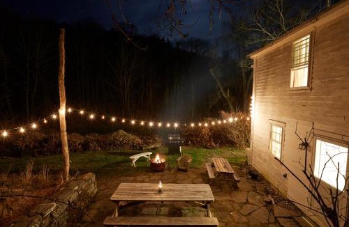 Rensselaerville House | Charming farmhouse retreat w fire pit and fully stocked kitchen
