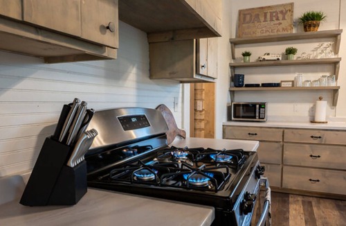 Ringold Cabin | Charming farmhouse, full kitchen, private back deck, fire pit, quiet area