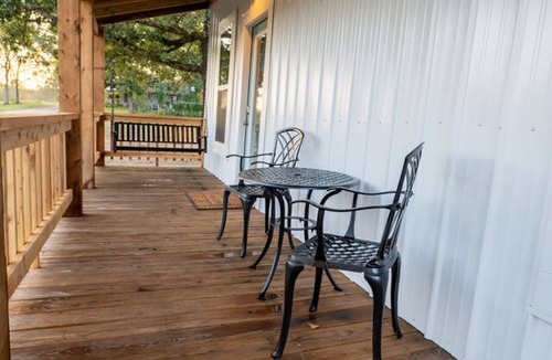 Ringold Cabin | Charming farmhouse, full kitchen, private back deck, fire pit, quiet area