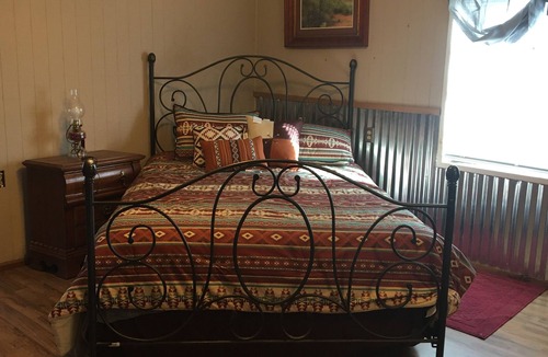 Baird Other | Charming farmhouse in tranquil Baird with AC