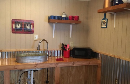 Baird Other | Charming farmhouse in tranquil Baird with AC