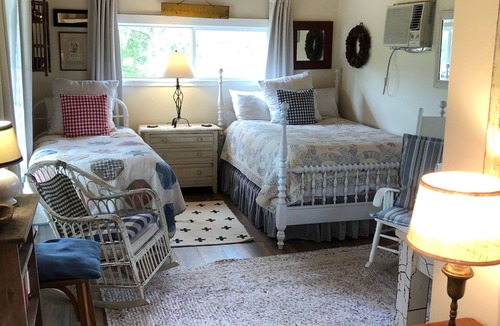 Carmine Other | Charming Farmhouse Near Round Top sleeps 9