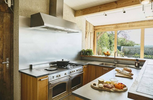 Gressey House | Charming farmhouse - sleeps 13 - 1 hour from Paris