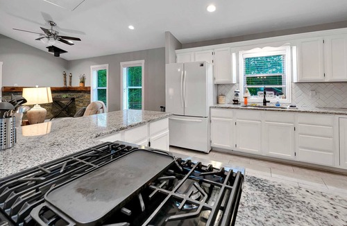 Waco House | Charming Farmhouse: Unplug, Unwind, Explore Waco