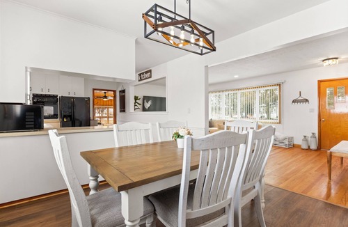 Palmyra House | Charming Farmhouse Retreat