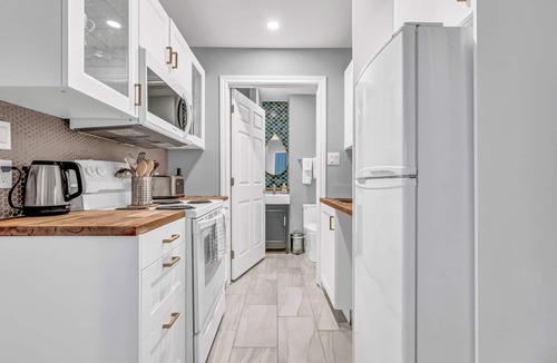 Downtown Halifax House | Charming first floor flat in historic old south district near waterfront