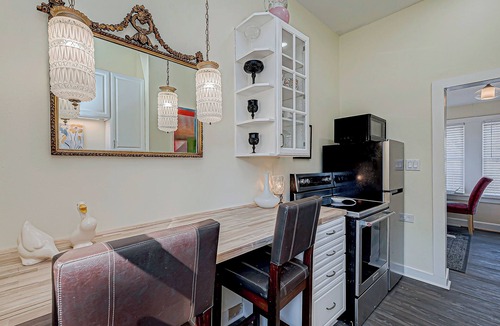 Washington Ave./ Memorial Park Cottage | Charming flat on Washington Ave Strip Newly Renovated