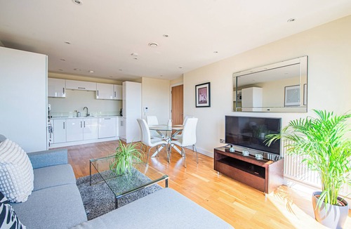 Riverside Apartment | Charming Flat with Balcony near Tower Bridge