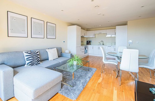 Riverside Apartment | Charming Flat with Balcony near Tower Bridge