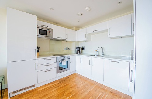 Riverside Apartment | Charming Flat with Balcony near Tower Bridge