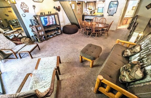 Big Bear Lake Condo | Charming Forest Retreat – Steps from Snow Summit Slopes