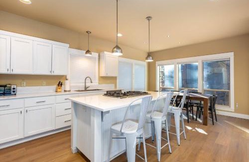RiverWild House | Charming Forest Retreat - Steps from the Deschutes River Trail