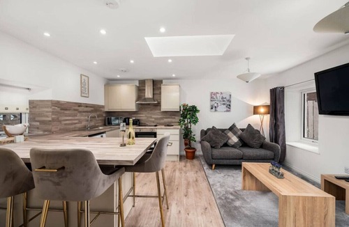 Forfar House | Charming Forfar House + Hot Tub