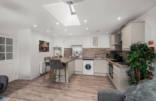 Forfar House | Charming Forfar House + Hot Tub