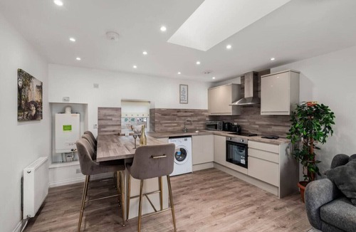 Forfar House | Charming Forfar House + Hot Tub